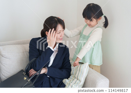 一個善良的孩子照顧生病的母親 114149817