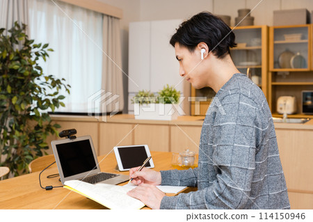 一名 30 多歲的工人利用假期在自家客廳學習資格、語言和英語會話來重新掌握技能。 一名 30 多歲的工人利用假期在自家客廳學習資格、語言和英語會話來重新掌握技能。 114150946