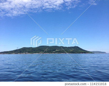 Blue sky and sea and island 114151018