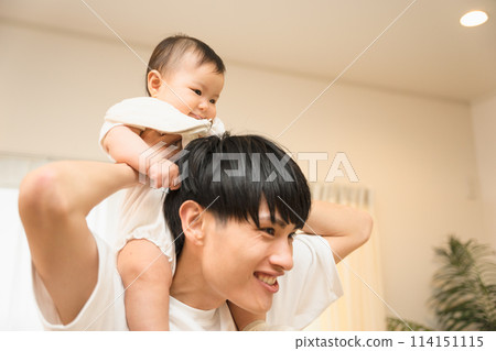 A smiling father in his 20s or 30s having fun carrying his 0-year-old baby on his shoulders 114151115