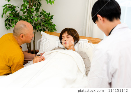 一位 50 多歲和 60 多歲的耐心女性在家接受醫生的訪問和鼓勵她的丈夫 114151142