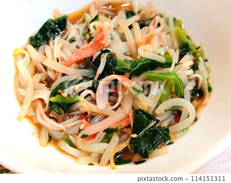 Bean sprouts, crab sticks and spinach salad 114151311