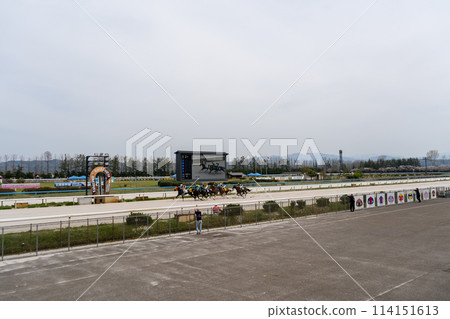 多雲天空下的當地賽馬場| 石川縣金澤市 114151613