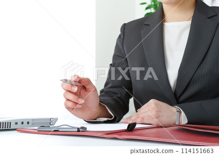 一名年輕女子正在開工作會議 114151663