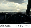 從汽車駕駛座看到的日落 114151988