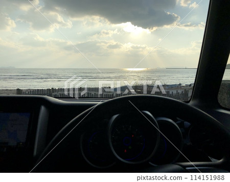 從汽車駕駛座看到的日落 114151988