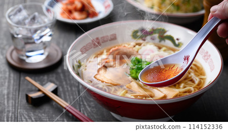 soy source ramen  114152336