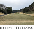 陽光明媚的冬日的高爾夫球場 114152390
