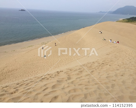 走在鳥取沙丘的人們 114152395