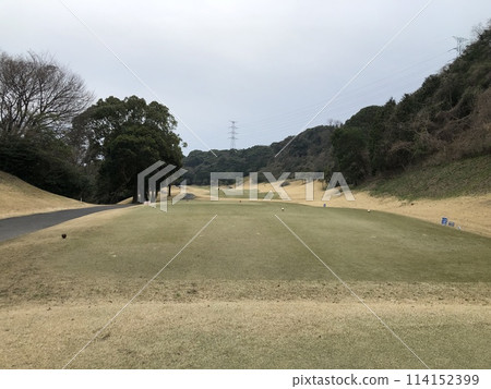 陽光明媚的冬日的高爾夫球場 114152399