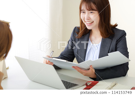 穿著西裝的女人正在開工作會議 114153749