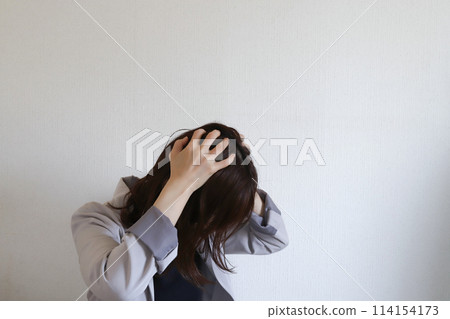 一個女人抱著頭擔心的圖片 一個女人抱著頭擔心的圖片 114154173