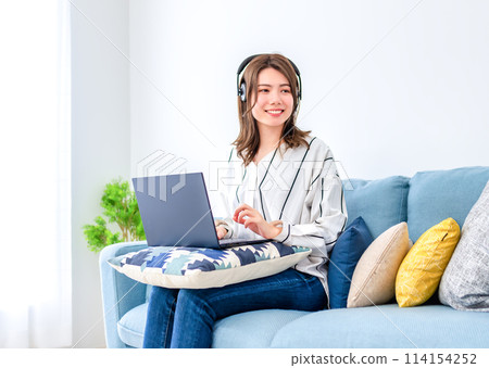 在家工作的年輕女性耳機 114154252
