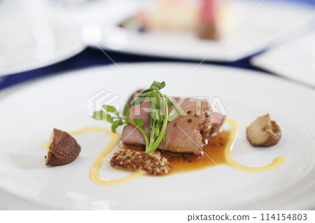 法國菜的主牛排，時尚的展示 庫存圖片 114154803