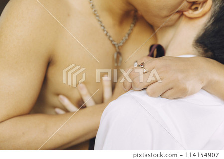 一個男人咬著一個男人的耳朵 一個男人咬著一個男人的耳朵 114154907