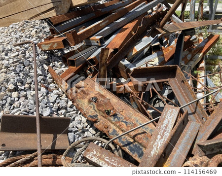 室外堆放生鏽的鐵屑 114156469