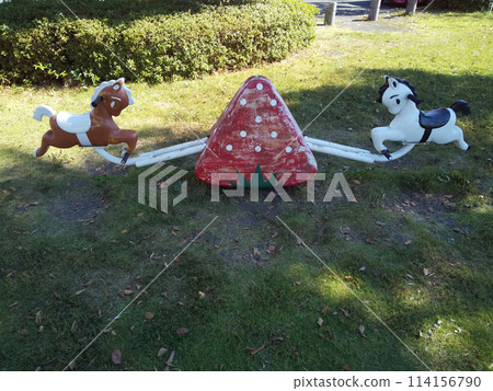 日本公園的昭和復古遊樂設施 — 可愛的馬蹺蹺板照片 日本公園的昭和復古遊樂設施 — 可愛的馬蹺蹺板照片 114156790