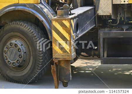 Side support stops for lifting machine, truck crane 114157324