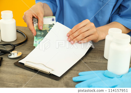 The doctor is given illegal money, the concept of corruption in medicine. 114157951