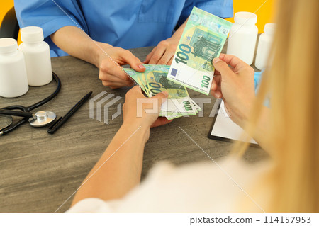 The doctor is given illegal money, the concept of corruption in medicine. 114157953