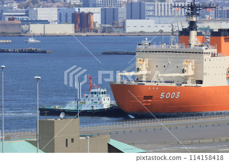 破冰船 Shirase 被拖船推著靠岸 破冰船 Shirase 被拖船推著靠岸 114158418