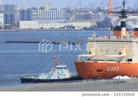 破冰船 Shirase 被拖船推著靠岸 114158420