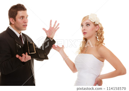 Couple groom and bride with empty purse, conflict. 114158570