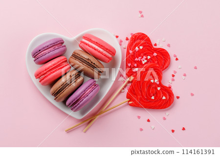 Various colorful macaroons 114161391