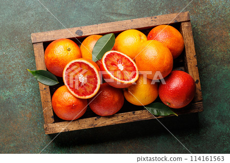 Fresh Red Oranges in Wooden Crate 114161563