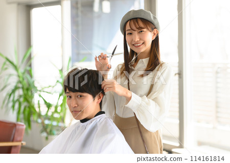 美髮師剪頭髮 美髮師剪頭髮 114161814