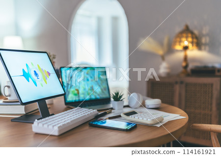 Living with a round table 114161921