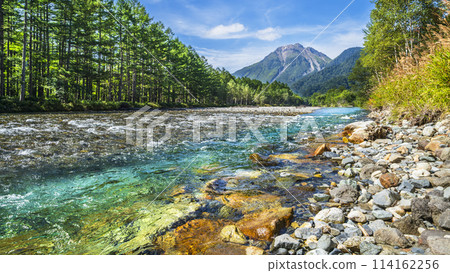Kamikochi in summer with beautiful fresh greenery: Azusa River and Mount Yakedake [Matsumoto City, Nagano Prefecture] 114162256