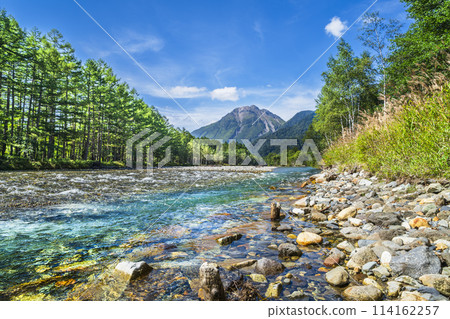 Kamikochi in summer with beautiful fresh greenery: Azusa River and Mount Yakedake [Matsumoto City, Nagano Prefecture] 114162257