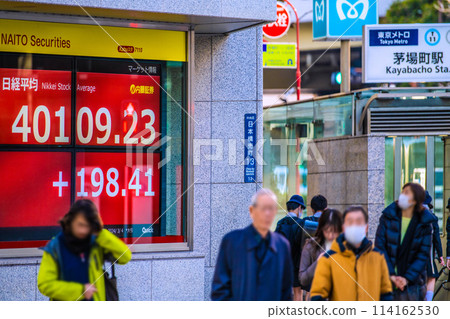 Tokyo cityscape in Japan: Nikkei average stock price exceeds 40,000 yen...stock price boards (closing price) and ominous red lights in the city = 4th, Kabutocho, Nihonbashi 114162530