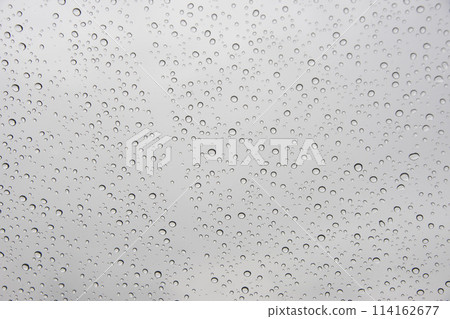 玻璃上的雨滴 114162677