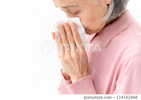 因過敏擤鼻涕的高級婦女 114162866