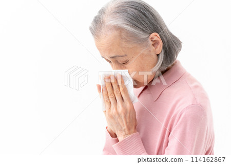 因過敏擤鼻涕的高級婦女 114162867