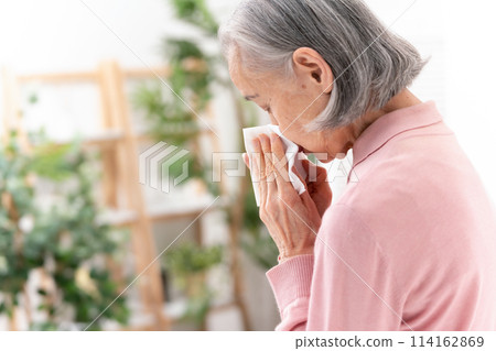 因過敏擤鼻涕的高級婦女 114162869