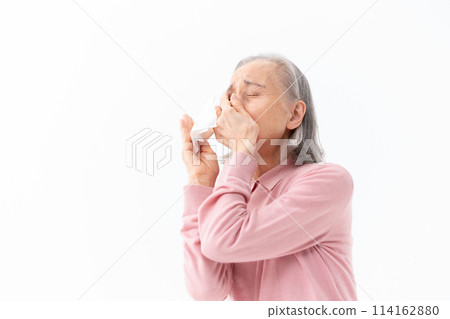 因過敏擤鼻涕的高級婦女 114162880