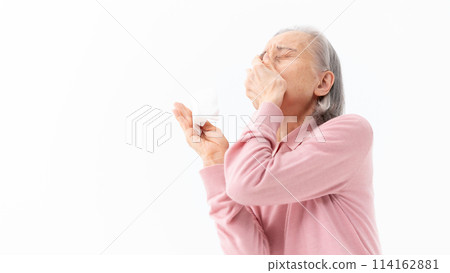 因過敏擤鼻涕的高級婦女 114162881