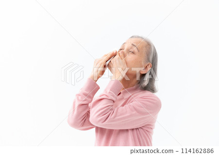 因過敏擤鼻涕的高級婦女 114162886