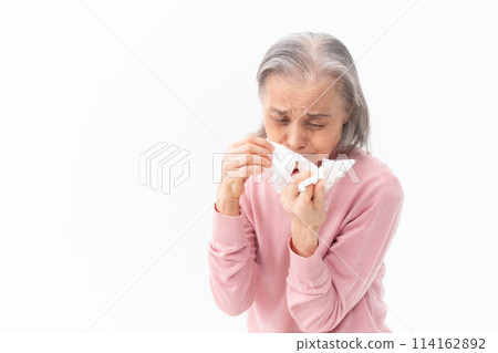 因過敏擤鼻涕的高級婦女 114162892