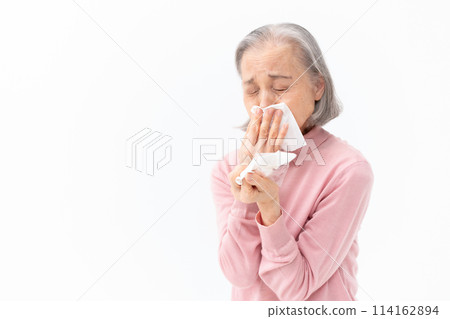 因過敏擤鼻涕的高級婦女 114162894