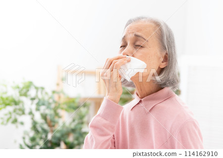 因過敏擤鼻涕的高級婦女 114162910