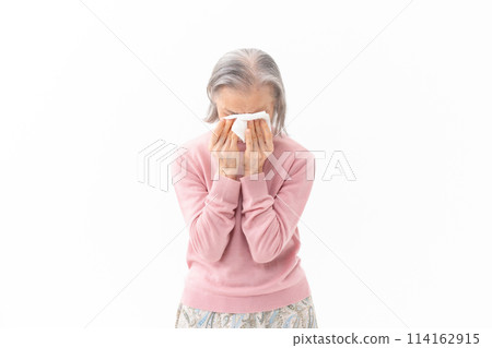 因過敏擤鼻涕的高級婦女 114162915