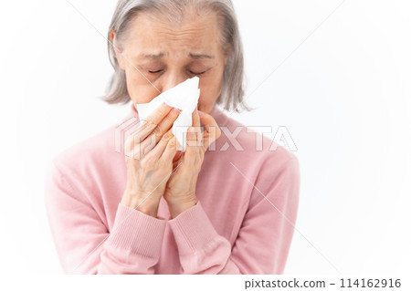 因過敏擤鼻涕的高級婦女 114162916