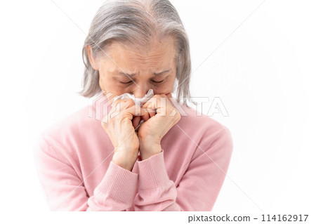 因過敏擤鼻涕的高級婦女 114162917