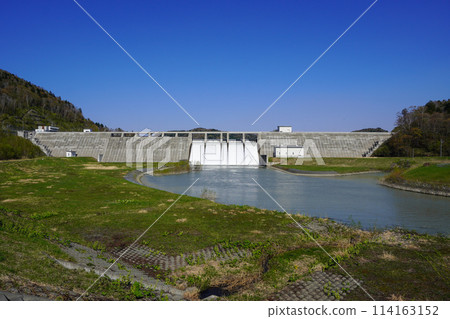 Tobetsu Dam from the front in spring, 2024 114163152