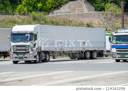 具有提升橋功能的半拖車使用中 114163209