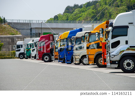 拖車和卡車停在停車場 114163211